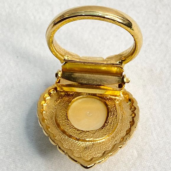 Scarf Ring Scalloped Gold Tone Frame With Central Imitation Oval Pearl - Picture 3 of 6